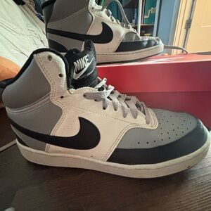 Nike Woman or Mens Black and White Sneakers